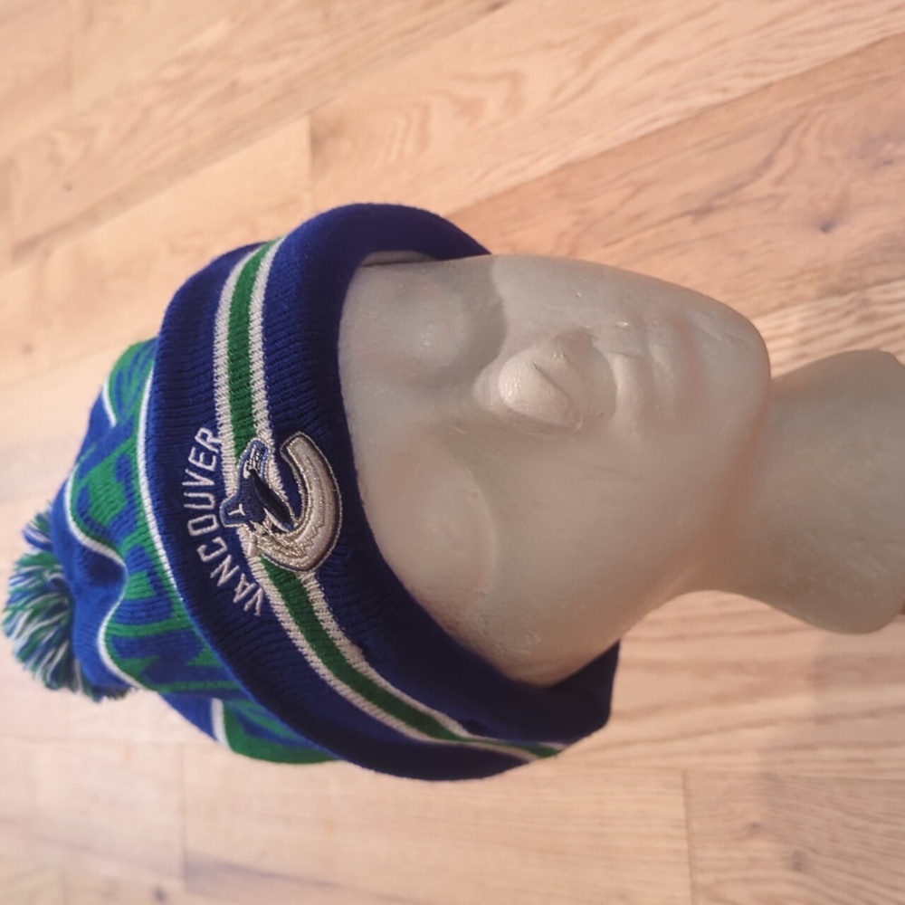 New Era. NHL x Vancouver Canucks Pom Toque.